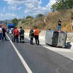 Hafif ticari araç yan yattı: 2 yaralı