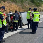 Hafif ticari araç yan yattı: 2 yaralı