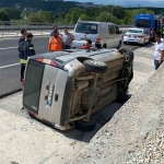 Hafif ticari araç yan yattı: 2 yaralı