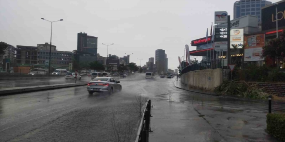 İstanbul hafta sonuna yağmurla uyandı