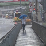 Kartal’da aniden bastıran yağmur vatandaşlara zor anlar yaşattı
