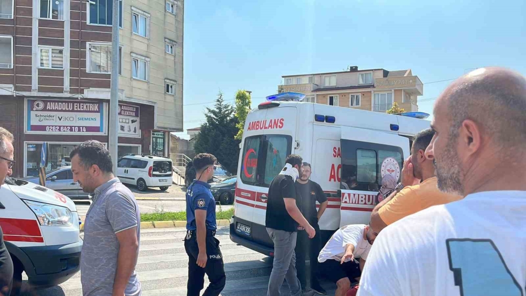 Kavşakta kaza yapan otomobil ortalığı birbirine kattı: 2 ’si yaya 4 yaralı