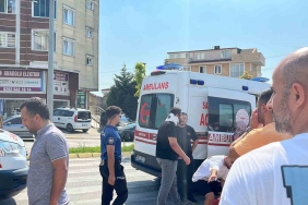 Kavşakta kaza yapan otomobil ortalığı birbirine kattı: 2 ’si yaya 4 yaralı