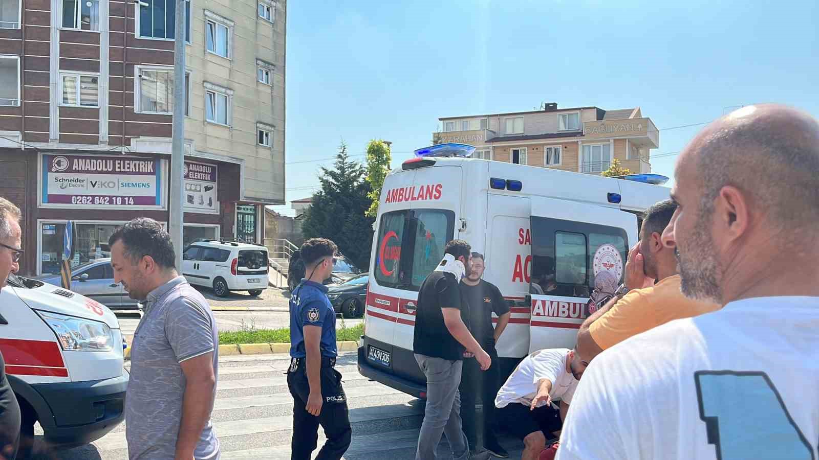 Kavşakta kaza yapan otomobil ortalığı birbirine kattı: 2 ’si yaya 4 yaralı