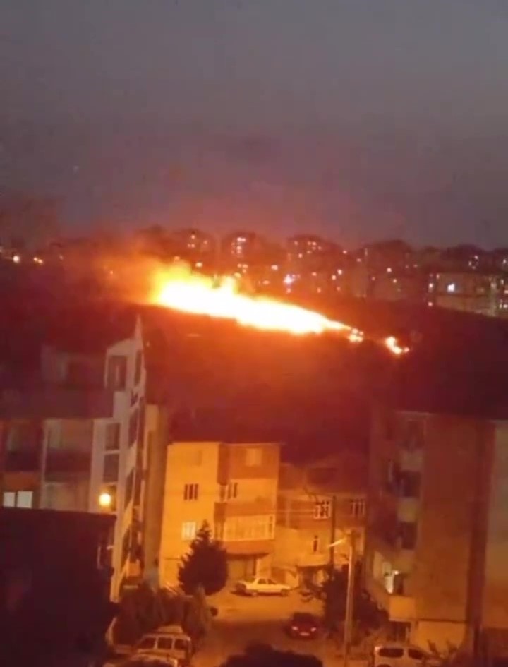 Kocaeli ’de çıkan yangın geceyi aydınlattı