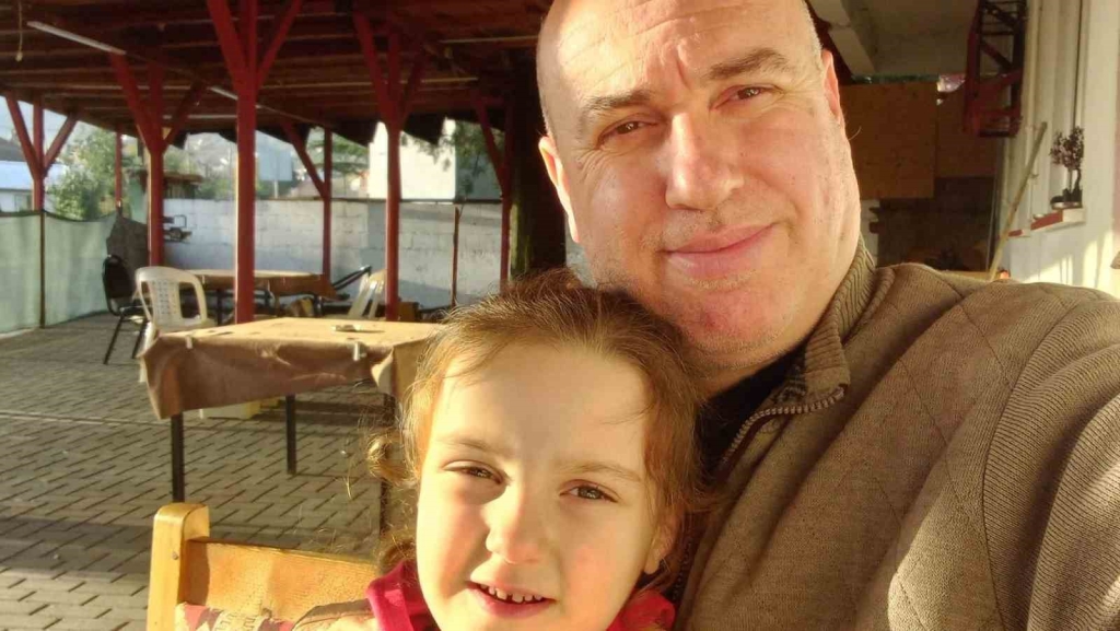 Kocaeli ’de kamyon ışıkta bekleyen otomobillerin arasına daldı: 2 kardeş öldü, anne ağır yaralı