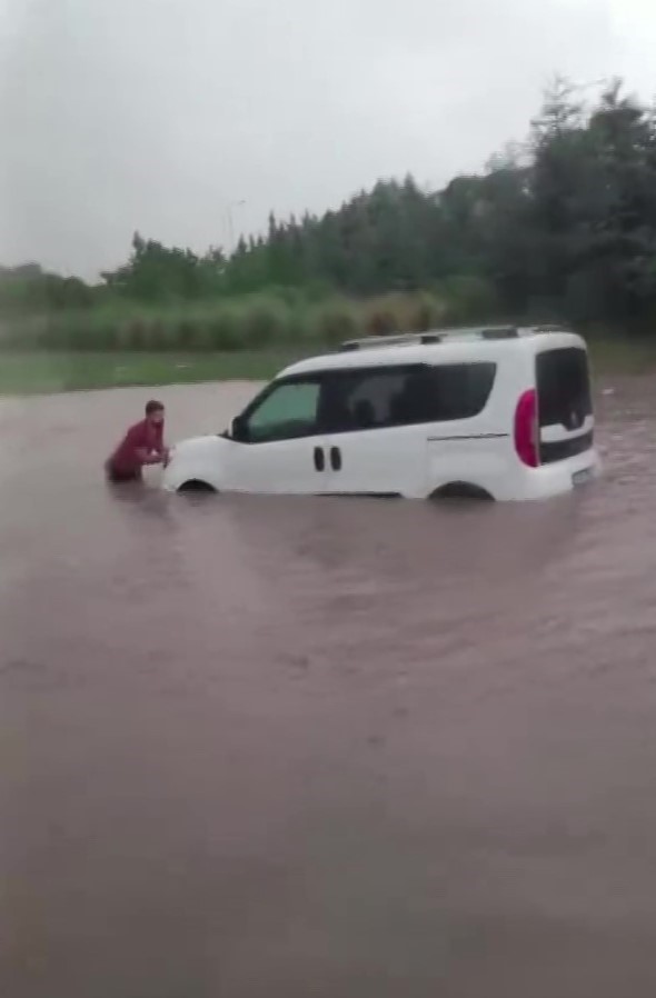 Kocaeli ’de sağanak hayatı felç etti: Sürücüler mahsur kaldı