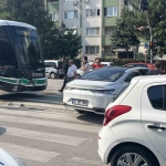 Kocaeli’de tramvay otomobile çarptı: 3 yaralı