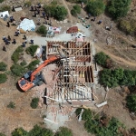 Körfez’de 3 kaçak yapı yıkıldı