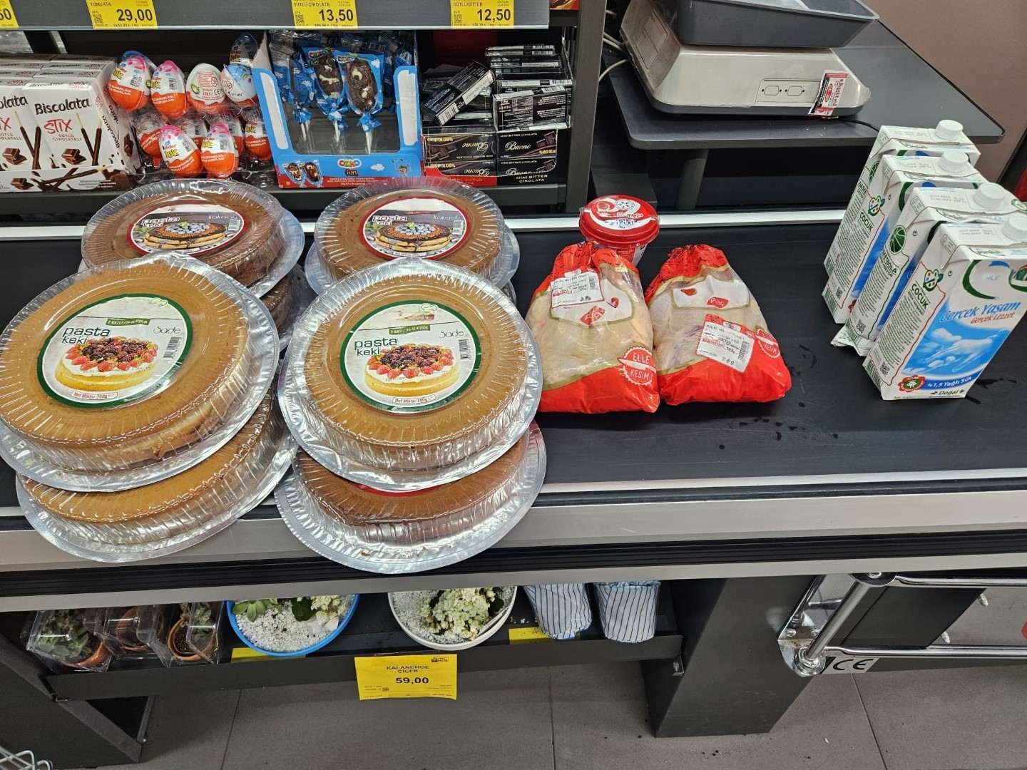 Marketlerde son kullanma tarihi geçmiş ürünler ele geçirildi