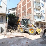 Metruk binalar birer birer yıkılıyor