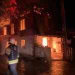 Sabaha karşı yangın paniği: İki ahşap ev kül oldu