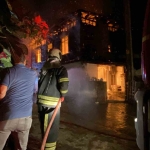 Sabaha karşı yangın paniği: İki ahşap ev kül oldu