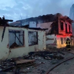 Sabaha karşı yangın paniği: İki ahşap ev kül oldu