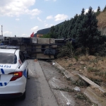 Sürücüsünün uyuduğu iddia edilen kamyon devrildi