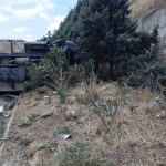 Sürücüsünün uyuduğu iddia edilen kamyon devrildi