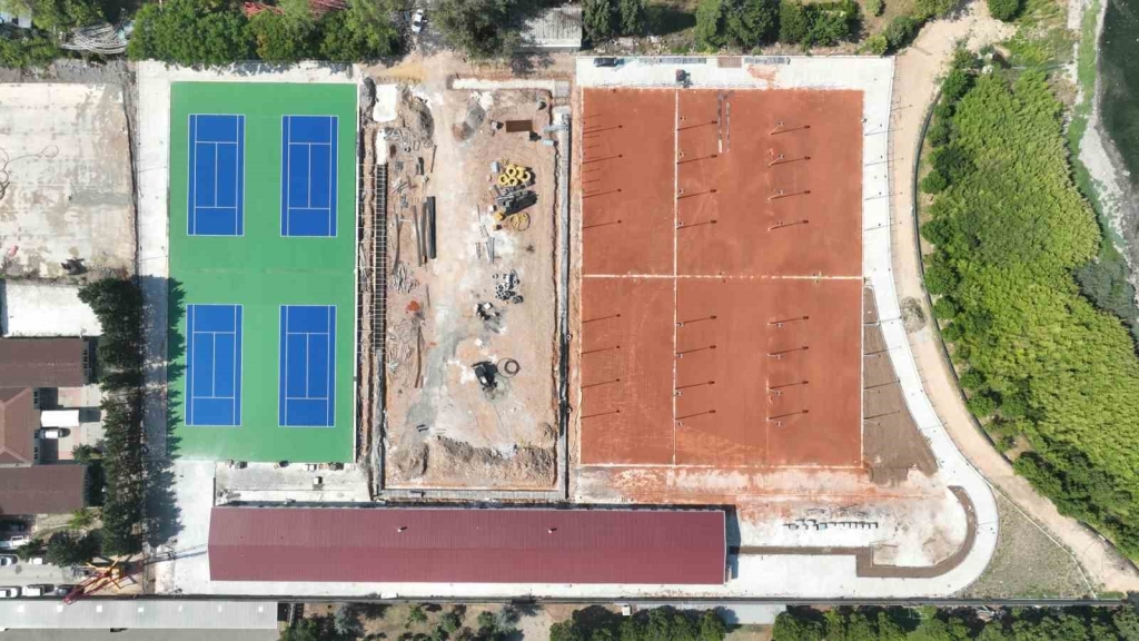 Tenis Merkezi ’nde balon kortlar boyandı