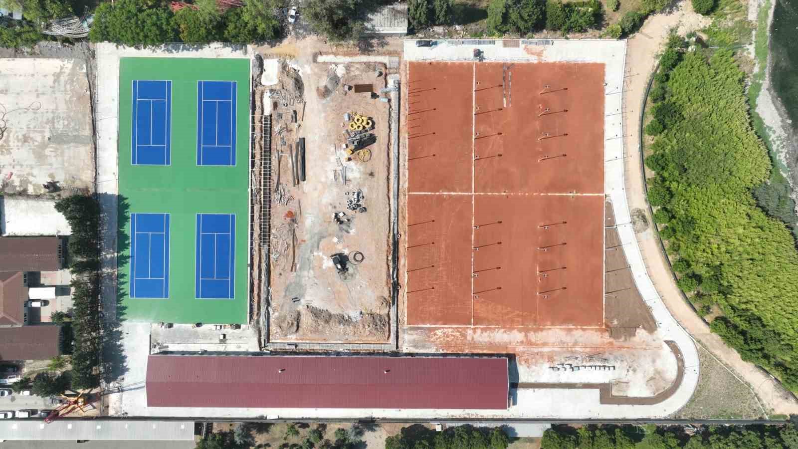 Tenis Merkezi ’nde balon kortlar boyandı