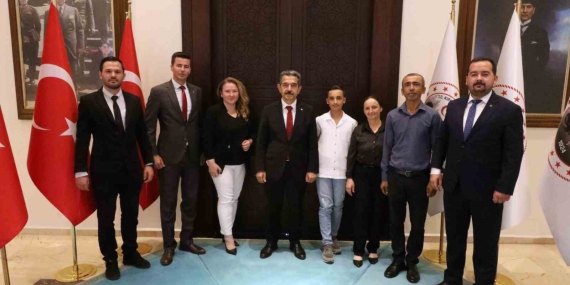 Vali Ekici, LGS’de başarı gösteren öğrenciyi kabul etti