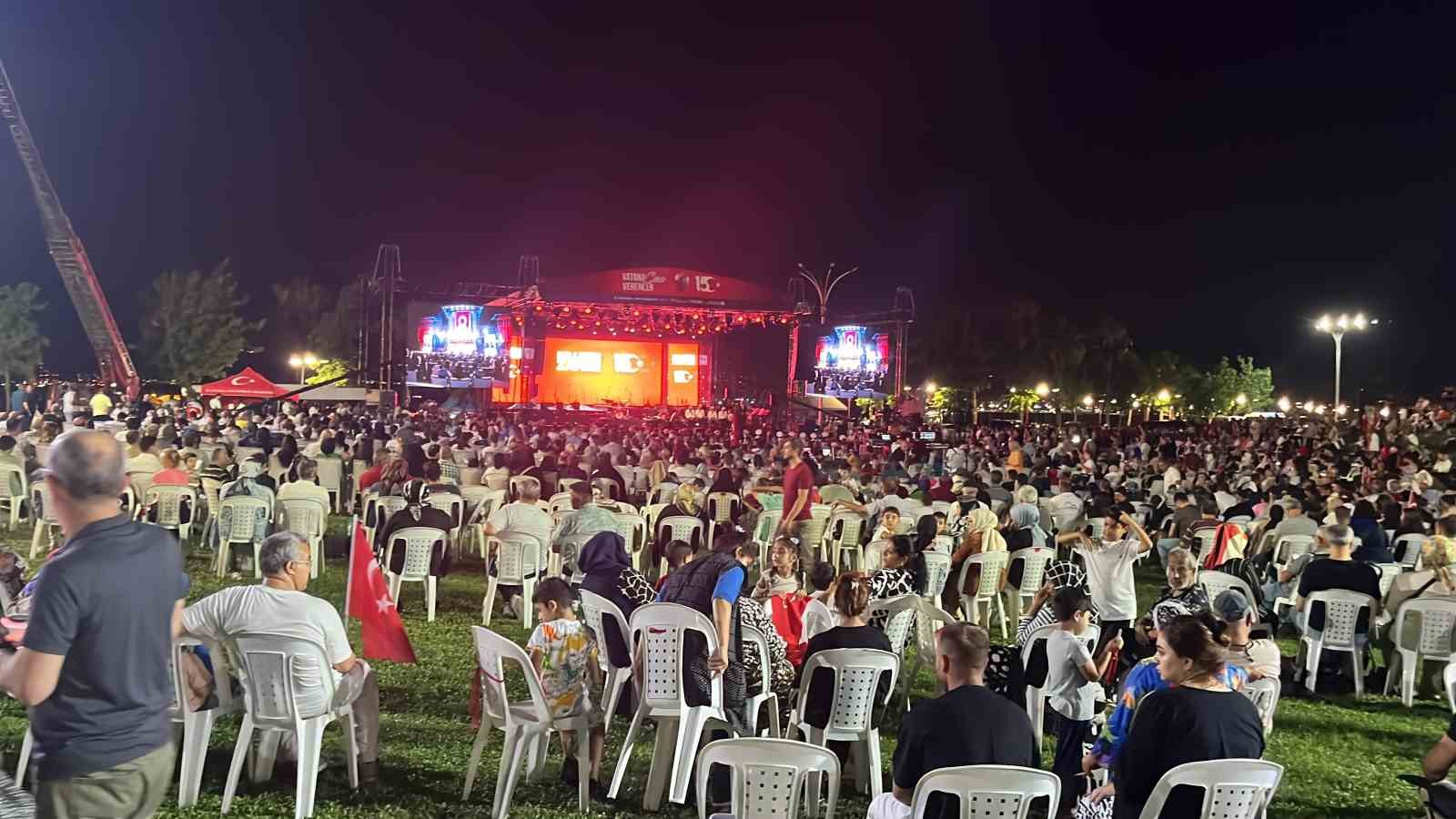 Vatandaşlar 15 Temmuz ’un 8. yıl dönümünde Sekapark Uçurtma Tepesi ’ni doldurdu