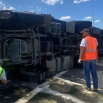 Virajı alamayan kağıt rulo yüklü devrildi: 1 yaralı