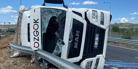 Virajı alamayan kağıt rulo yüklü devrildi: 1 yaralı