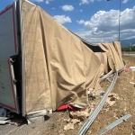 Virajı alamayan kağıt rulo yüklü devrildi: 1 yaralı