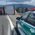 Virajı alamayan kağıt rulo yüklü devrildi: 1 yaralı