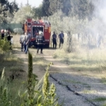 Ahşap evde çıkan yangını hortumla söndürmeye çalışsa da başarılı olamadı