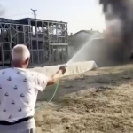 Ahşap evde çıkan yangını hortumla söndürmeye çalışsa da başarılı olamadı