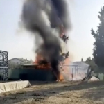 Ahşap evde çıkan yangını hortumla söndürmeye çalışsa da başarılı olamadı