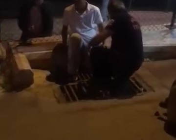 Ayağı mazgala sıkışan genci itfaiye kurtardı