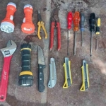 Baret ve yelek giyerek şantiye ve tırlardan 3,5 milyon liralık hırsızlık yapan zanlılar kamerada