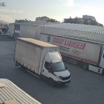 Baret ve yelek giyerek şantiye ve tırlardan 3,5 milyon liralık hırsızlık yapan zanlılar kamerada