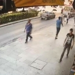 Bebek arabasıyla gezinirken beğendiği başka arabayı kucağında bebeğiyle çaldı