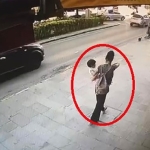 Bebek arabasıyla gezinirken beğendiği başka arabayı kucağında bebeğiyle çaldı