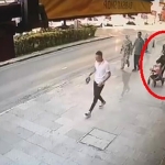 Bebek arabasıyla gezinirken beğendiği başka arabayı kucağında bebeğiyle çaldı