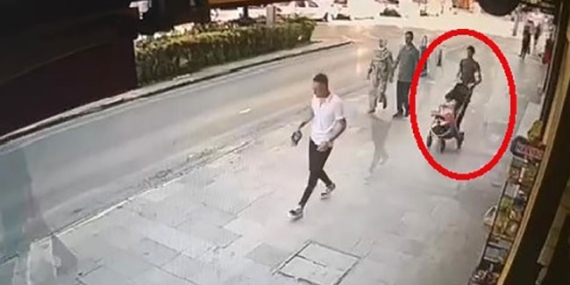 Bebek arabasıyla gezinirken beğendiği başka arabayı kucağında bebeğiyle çaldı