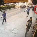 Bebek arabasıyla gezinirken beğendiği başka arabayı kucağında bebeğiyle çaldı