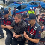 Bıçaklanarak öldürülen ve evlerinde yakılan çift gözyaşları içinde toprağa verildi