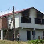 Bıçaklanarak öldürülen ve evlerinde yakılan çift gözyaşları içinde toprağa verildi