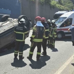 Çalışır vaziyetteki otomobil 6 metreden D-130 Karayolu’na uçtu: 1 yaralı