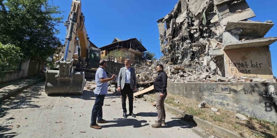 Depremden kalan riskli yapılar yıkılıyor