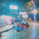 Dükkana geldi, esnafı vurdu: O anlar kamerada