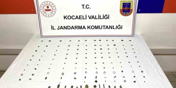 Durdurulan araçta tarihi eserler ele geçirildi