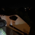 Freni boşalan araç 2 metrelik yükseklikte asılı kaldı