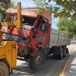 Freni boşalan kamyon dehşet saçtı: O anlar kamerada