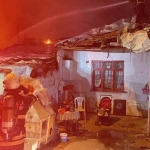 Gebze’de korkutan yangın: 3 ev alevlere teslim oldu