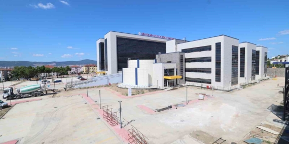 Gölcük Necati Çelik Devlet Hastanesi’nde çevre düzenlemesi yapılıyor
