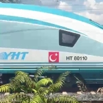 Hızlı tren rayında çıkan yangını canlarını hiçe sayarak söndürdüler